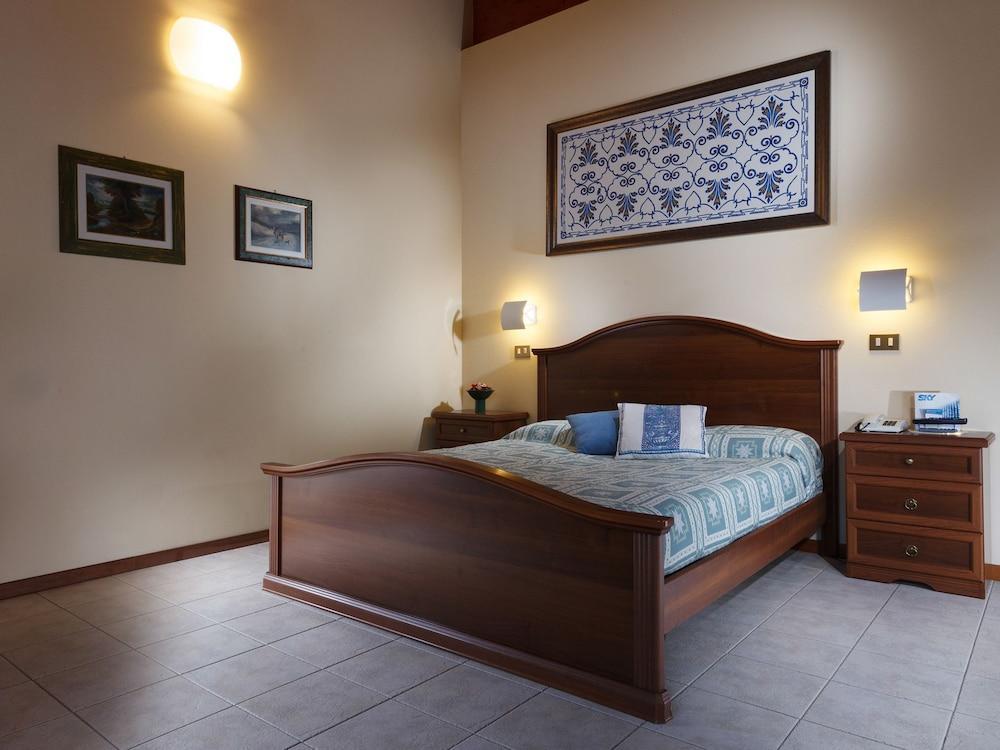 Hotel Columbia مارينا روميا المظهر الخارجي الصورة
