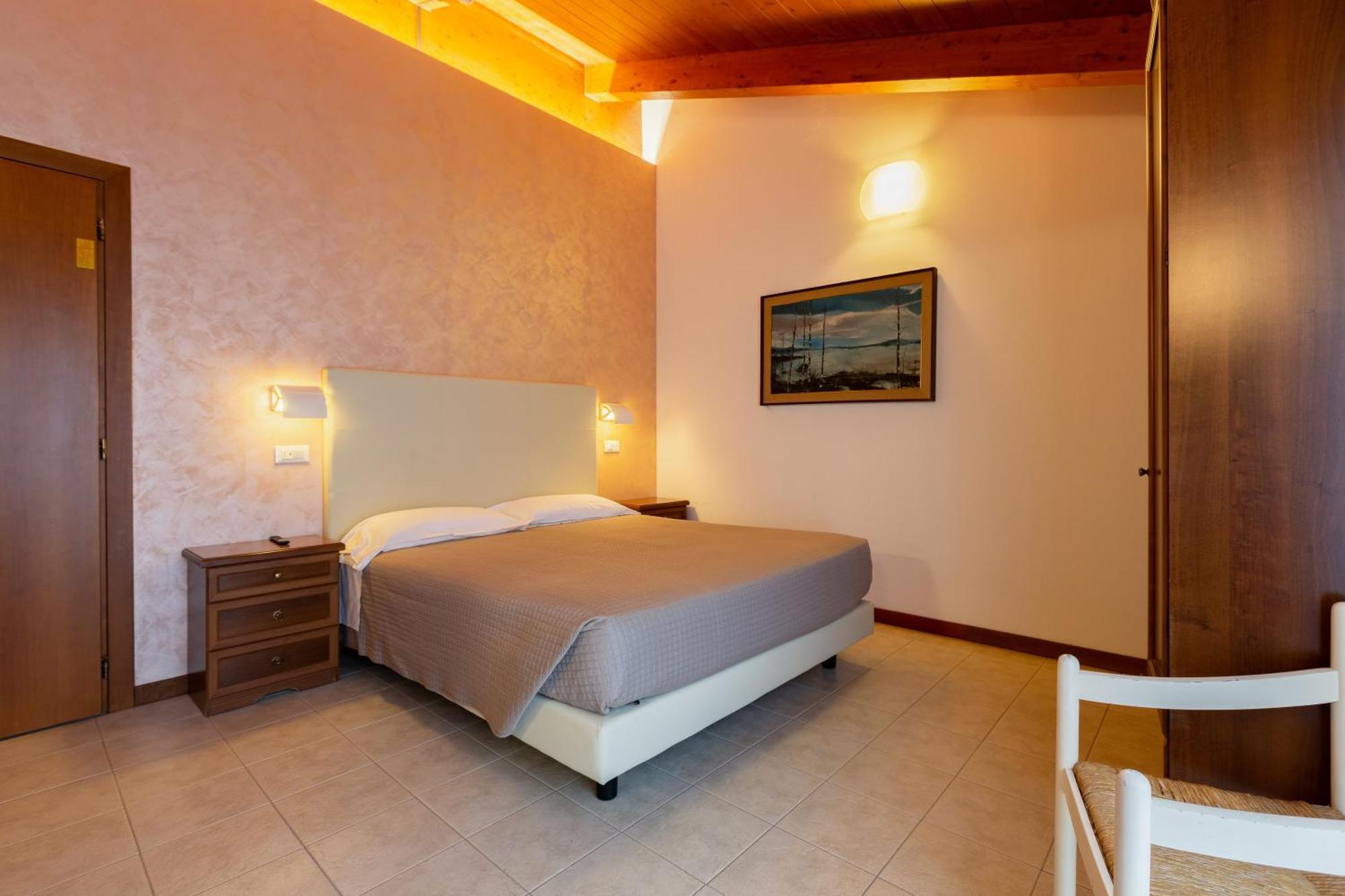 Hotel Columbia مارينا روميا المظهر الخارجي الصورة