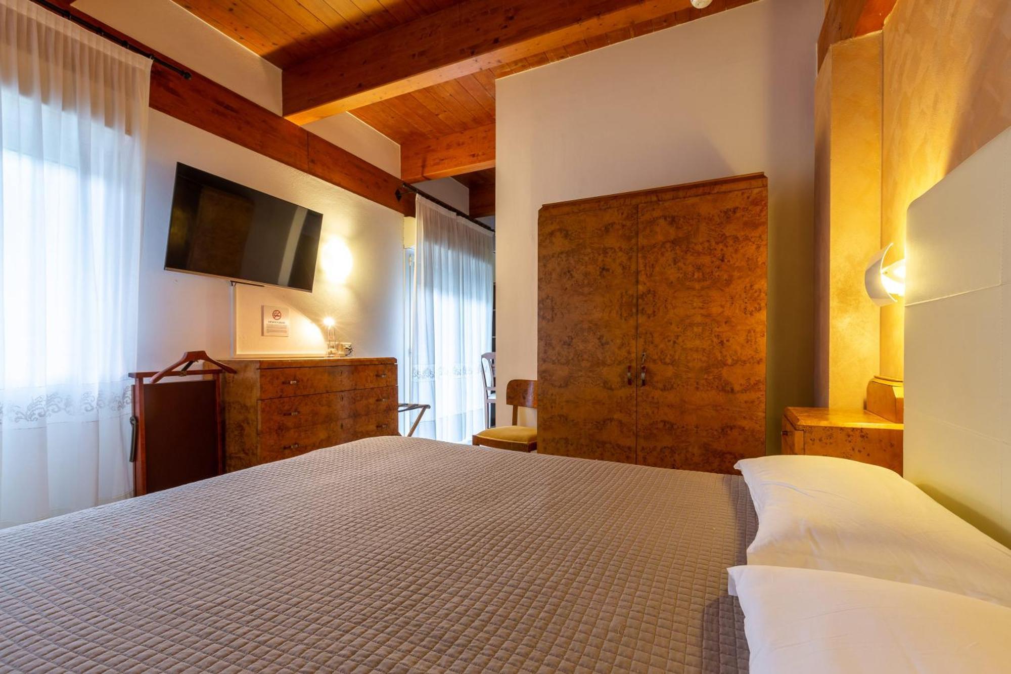 Hotel Columbia مارينا روميا المظهر الخارجي الصورة
