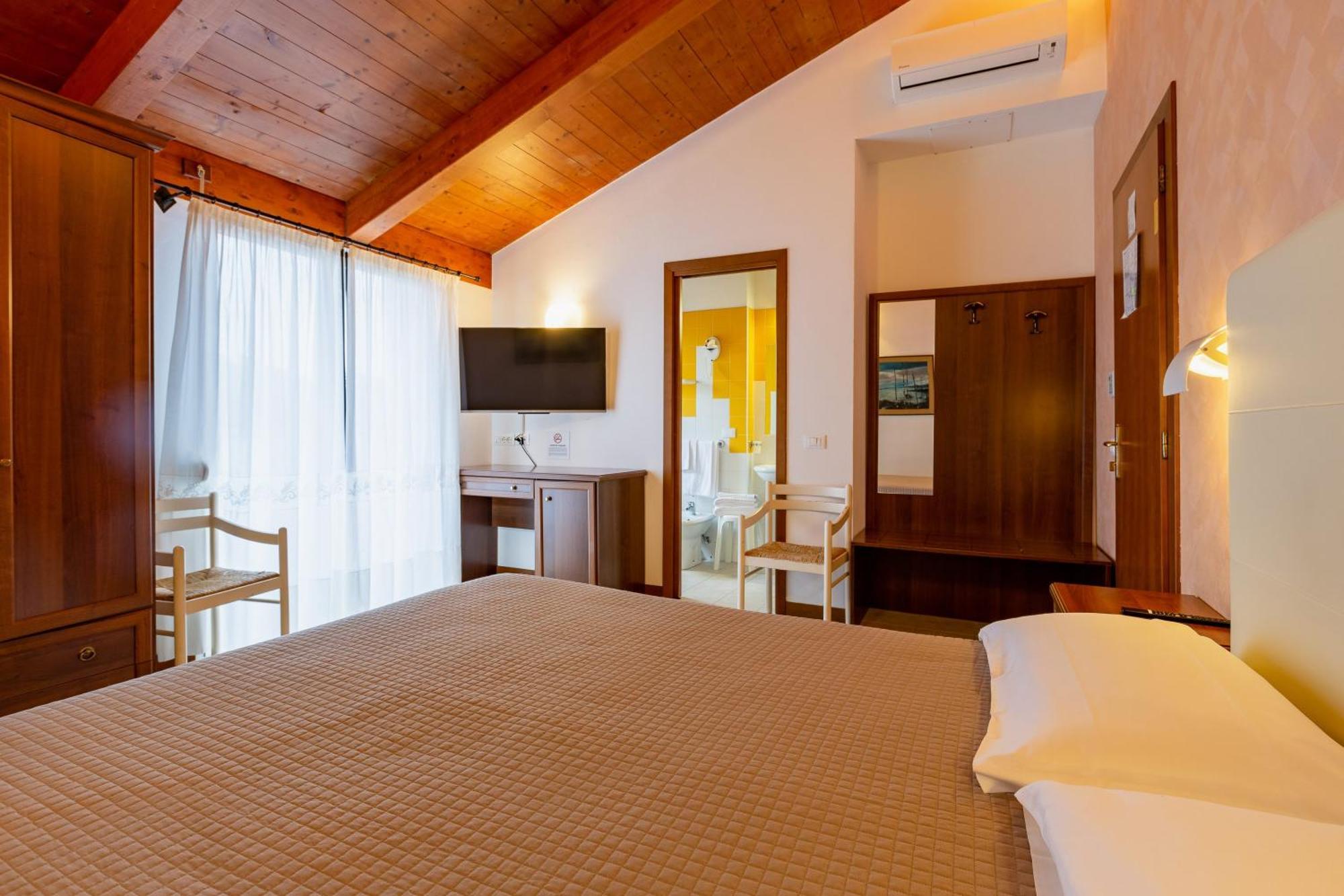 Hotel Columbia مارينا روميا المظهر الخارجي الصورة