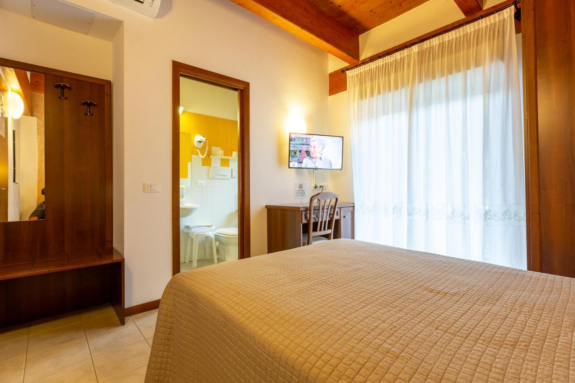 Hotel Columbia مارينا روميا المظهر الخارجي الصورة