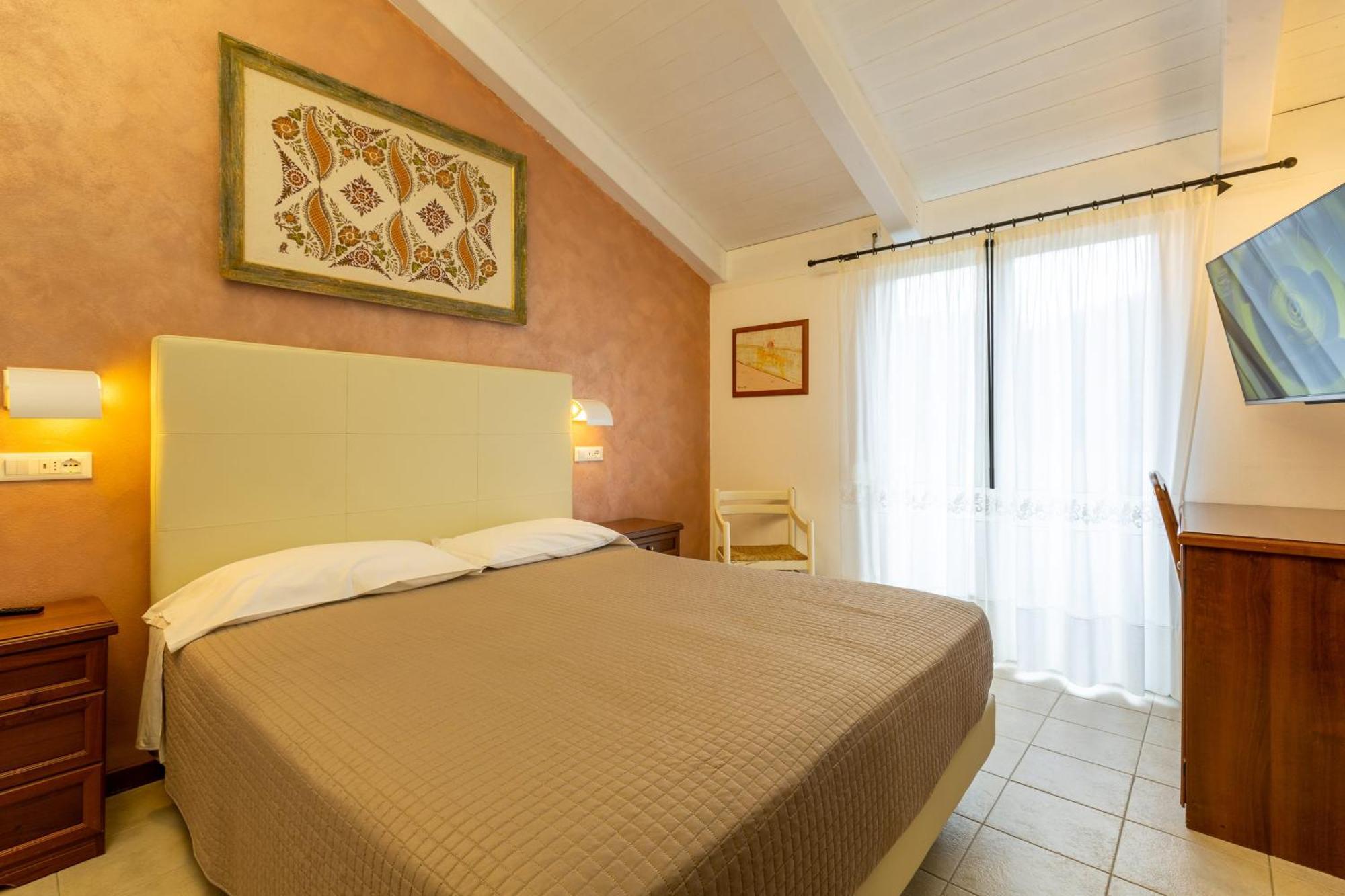 Hotel Columbia مارينا روميا المظهر الخارجي الصورة