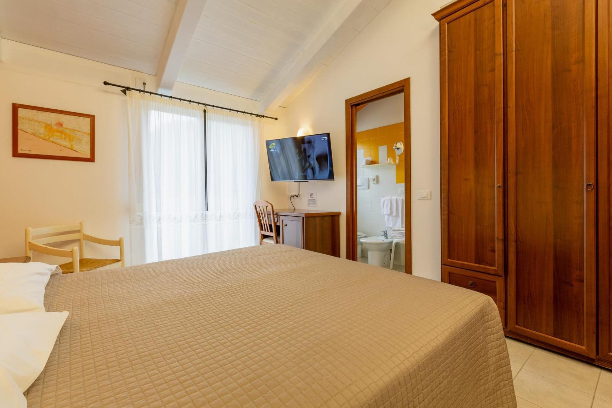 Hotel Columbia مارينا روميا المظهر الخارجي الصورة