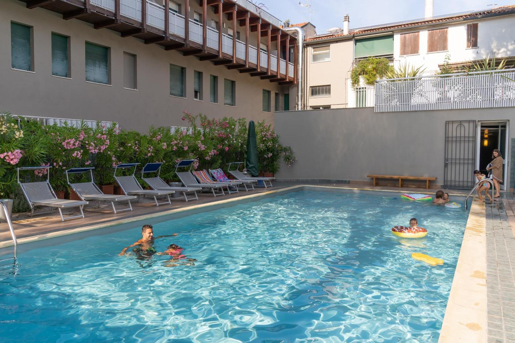 Hotel Columbia مارينا روميا المظهر الخارجي الصورة