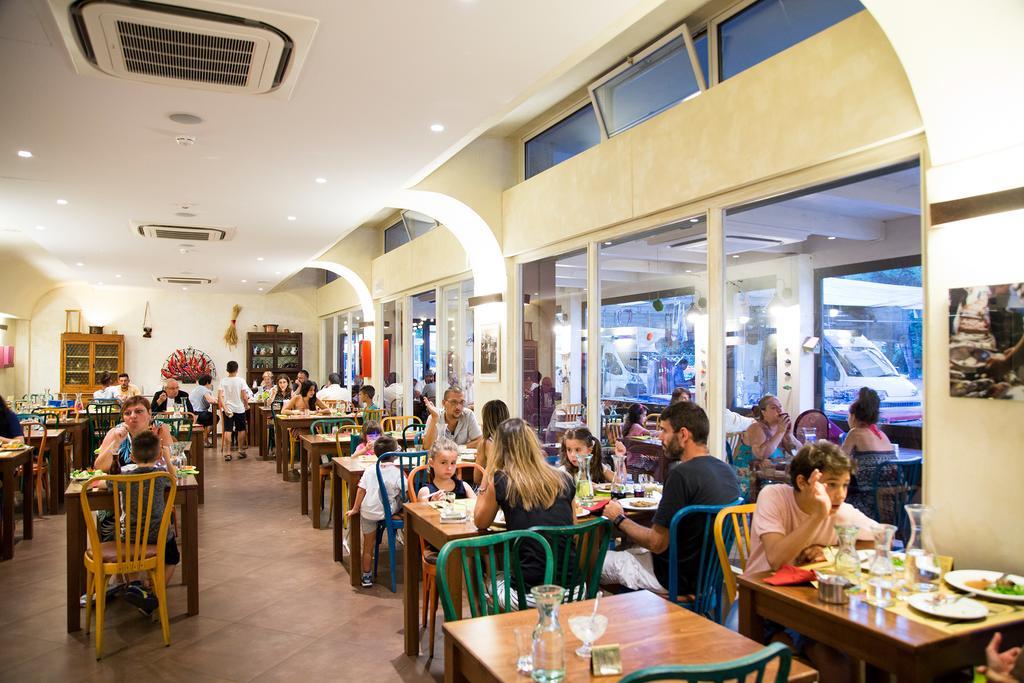 Hotel Columbia مارينا روميا المظهر الخارجي الصورة