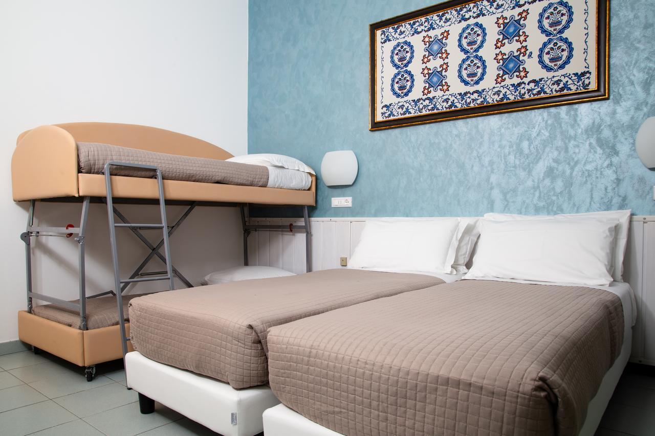Hotel Columbia مارينا روميا المظهر الخارجي الصورة