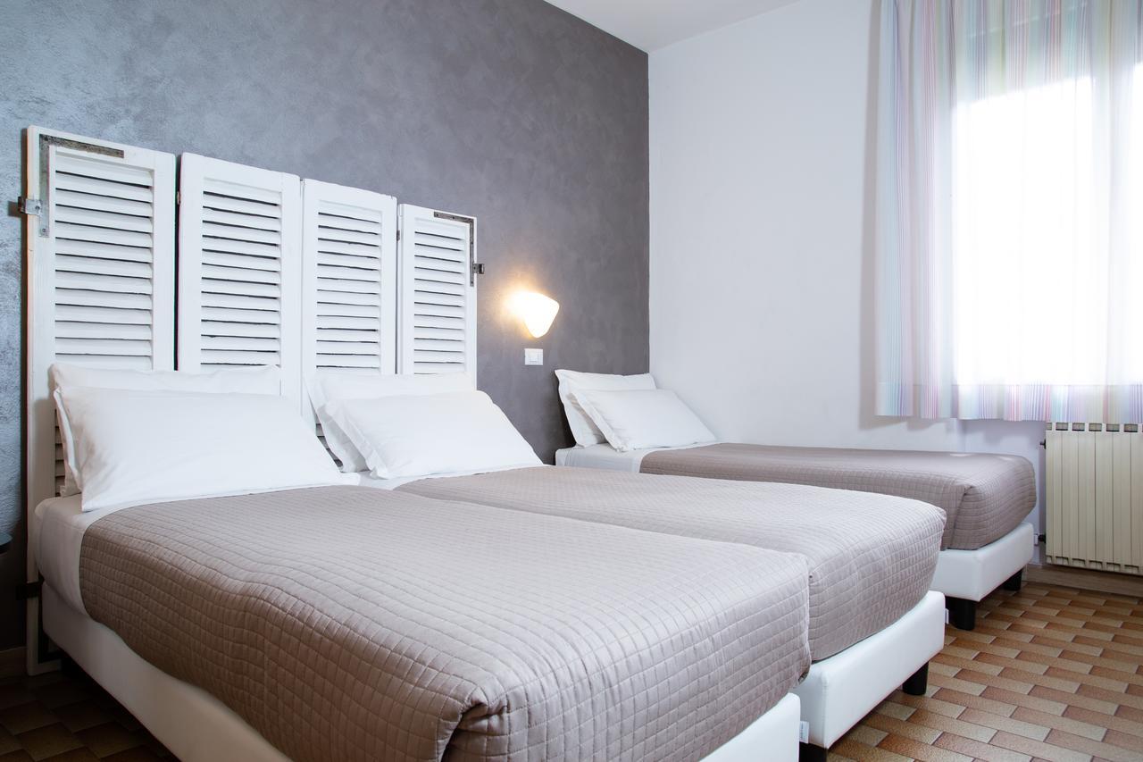 Hotel Columbia مارينا روميا المظهر الخارجي الصورة
